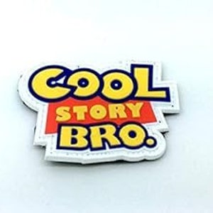 Può includere: Una toppa bianca con cuciture blu e un design rosso e giallo. La toppa dice "Cool Story Bro."