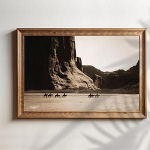 1904 Canyon_de_Chelly,_Navajo Edward Curtis Jinetes nativos americanos Canyon de Chelly Fotografía en blanco y negro