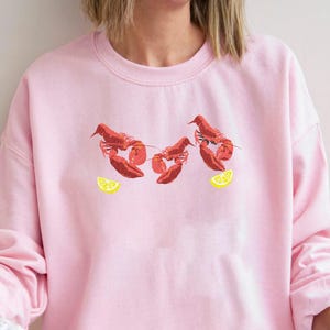Sudadera con langosta bordada, cuello redondo Ocean Life, jersey de regalo costero, diseño único de langosta, ropa de playa náutica, ropa de moda