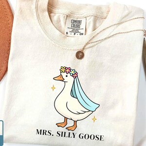 Braut Shirt Frau Dumme Gans Comfort Colors® T-Shirt Lustige Braut zu sein Shirt Hochzeitsgeschenk Gans Liebhaber Shirt Ehepaar Shirt Brautpaar Geschenk