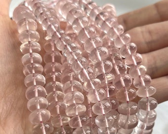 Può includere: Una collana di perle di quarzo rosa. Le perle sono rotonde e lisce, e hanno un aspetto traslucido. Le perle sono infilate su un filo elastico trasparente.