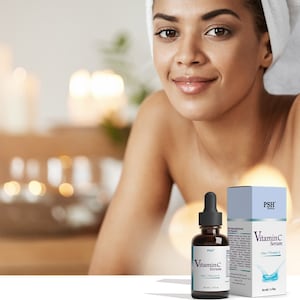 Könnte beinhalten: Eine braune Glasflasche mit einer Tropfpipette, gefüllt mit einer klaren Flüssigkeit. Die Flasche hat ein weißes Etikett mit dem Text "PSH" und "Vitamin C Serum" in Schwarz. Die Flasche steht auf einer weißen Oberfläche neben einer weißen Schachtel mit dem gleichen Etikett.
