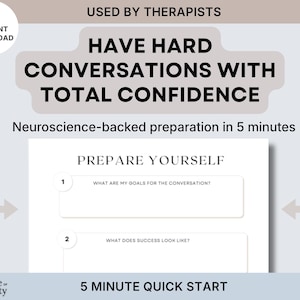 Peut inclure: Ensemble de trois vases en céramique blanche avec une texture côtelée. Les vases mesurent environ 25 cm, 20 cm et 15 cm de hauteur. Design minimaliste.