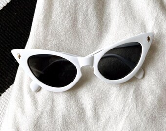 Vintage Cream 50s Inspired Cat Eye Sunglasses, UVA Protected  display picture 3