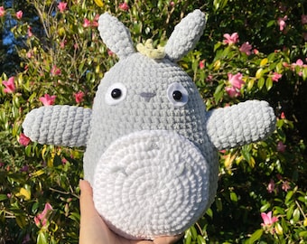 Peluche Totoro avec une feuille au crochet, amigurumi