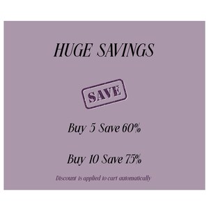 Op de afbeelding: Een lavendelkleurige achtergrond met de woorden "HUGE SAVINGS" in een vet, cursief lettertype. Een paarse stempel met het woord "SAVE" staat in het midden. Tekst hieronder luidt "Buy 5 Save 60%" en "Buy 10 Save 75%."