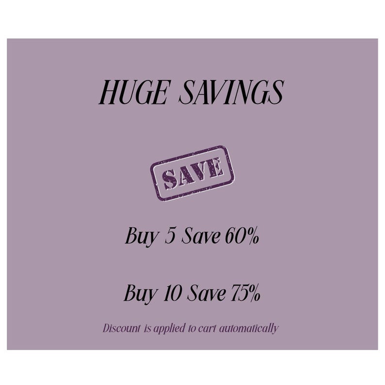 Op de afbeelding: Een lavendelkleurige achtergrond met de woorden "HUGE SAVINGS" in een vet, cursief lettertype. Een paarse stempel met het woord "SAVE" staat in het midden. Tekst hieronder luidt "Buy 5 Save 60%" en "Buy 10 Save 75%."