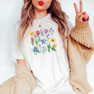 Spring Flowers Shirt Tulips Daffodils Graphic Tee Women’s Floral T-Shirt Casual Spring Fashion Nature Inspired Blooming Flower Top