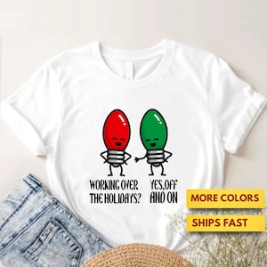 Camiseta de broma navideña "Trabajando durante las vacaciones", camiseta de broma navideña divertida, camiseta de juego de palabras navideña, camiseta divertida con luces navideñas