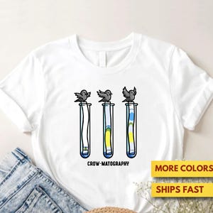 Lustiges Krähen-Matographie-Chemie-Shirt, Chromatographie-Wortspiel-Shirt, Chemie-Wortspielgeschenk-Shirt, Wissenschafts-Hemd, ultra weiches Prämie T-Shirt