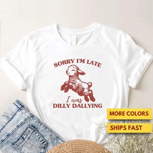 Słodka owca Dilly Dally Premium T-shirt, Przepraszam za spóźnienie Dilly Dallying Koszulka, Słodka zwierzęca koszulka żartobliwa, Śmieszna zwierzęca koszulka, Słodka koza koszulka