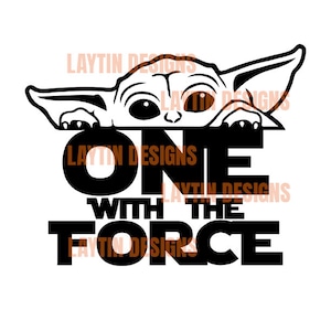 Puede incluir: Ilustración en blanco y negro de un personaje de la franquicia Star Wars asomándose por encima de la palabra "ONE" con el texto "WITH THE FORCE" debajo.