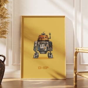 Könnte beinhalten: Ein gerahmter Kunstdruck mit einer detaillierten Illustration eines Robotercharakters, CI-IOP, vor einem senfgelben Hintergrund. Der Roboter ist hauptsächlich grau, mit orangefarbenen und braunen Akzenten. Der Druck wird in einem Raum mit einer Vase und einer Bambusbank ausgestellt.