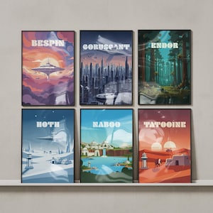 Könnte beinhalten: Sechs gerahmte Kunstdrucke mit Landschaften aus einem Science-Fiction-Universum. Jeder Druck zeigt einen anderen Planeten in weißen Großbuchstaben: Bespin, Coruscant, Endor, Hoth, Naboo und Tatooine. Die Kunstwerke zeigen lebendige Farben und detaillierte Szenen.
