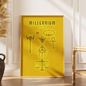 Pode incluir: Um cartaz amarelo emoldurado com o texto "MILLENNIUM ITEMS" e vários símbolos dourados. Os símbolos incluem um machado, um círculo, um triângulo, um ankh, uma chave, um pingente e balanças. O cartaz é exibido em um piso de madeira.