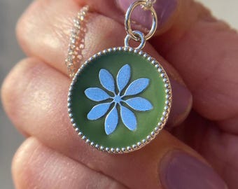 Collar con moneda de hoja de Schefflera/Colgante de árbol paraguas de plata de ley 925 maciza con esmalte verde