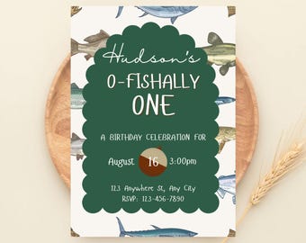 Peut inclure: Une invitation d'anniversaire sur le thème du poisson. L'invitation a une bordure verte festonnée avec le texte "Hudson's O-FISHALLY ONE" en blanc. La date est le 16 août à 15h00.