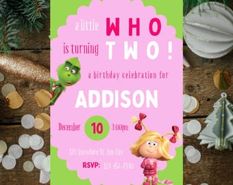Puede incluir: Una invitación de cumpleaños rosa y verde con personajes de la película El Grinch. La invitación dice "a little WHO is turning TWO!" e incluye el nombre "ADDISON", la fecha, la hora y la información de RSVP.