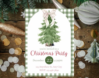 Może przedstawiać: Zaproszenie na przyjęcie bożonarodzeniowe z akwarelową choinką i białą kokardą. Zaproszenie zawiera tekst "you're invited to a Christmas Party" oraz datę, godzinę i adres. Tło to drewniana powierzchnia z konfetti i dekoracjami.