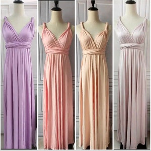 Puede incluir: Cuatro vestidos largos de maxi sin mangas en diferentes colores: lavanda, melocotón, beige claro y gris claro. Los vestidos tienen un escote en V y un corpiño de estilo envolvente.