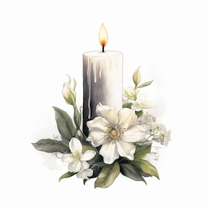 Op de afbeelding: Een witte kaars met een brandende vlam is omringd door witte bloemen en groene bladeren. De kaars druppelt was en heeft een grijze basis.