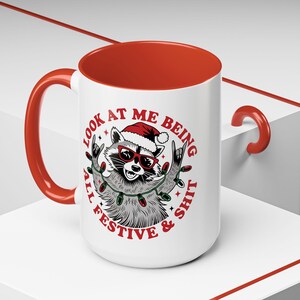 Taza de café con mapache festivo: regalo perfecto para las fiestas, lindo regalo para amantes de los animales, decoración navideña, taza para la oficina en casa, taza de café divertida, regalo de Navidad