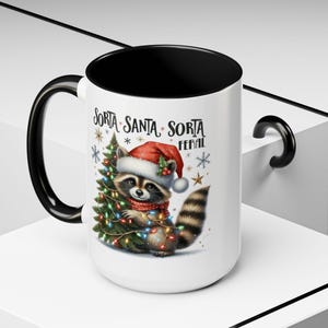 Taza de café festiva con mapache, adorable vajilla navideña, regalo de Navidad, lindas tazas con forma de animal, decoración de invierno, divertidos detalles de cocina para rellenar medias
