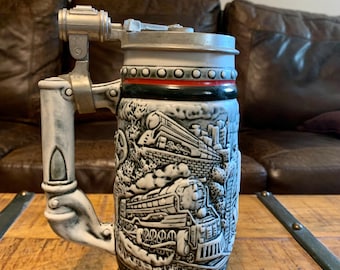 Jarra vintage de la Edad del Caballo de Hierro de 1982 con locomotoras emblemáticas n.° 226911, fabricada exclusivamente para Avon por Ceramarte, coleccionistas de trenes.