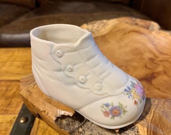Figura vintage de zapatito de bebé de porcelana blanca con diseño floral en la puntera. Decoración para el hogar, abalorio, para la habitación de un bebé, coleccionable, regalo. Contenedor RR7