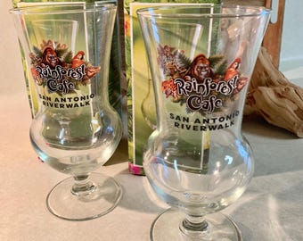 Vasos Rainforest Cafe Hurricane "SAN ANTONIO RIVERWALK", juego de 2, artículos de bar, souvenir, regalo perfecto, en perfecto estado.