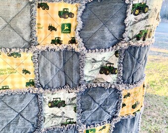 Jeté fabriqué à la main avec motif patchwork champêtre de tracteurs John Deere, coutures de qualité, rustique, ferme, cadeau.  Corbeille QT33