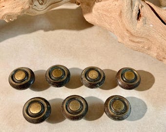 Tiradores antiguos de latón macizo de los años 70 con diseño de ojo de buey, ideales para proyectos de bricolaje. Lote de 7 unidades. Herrajes para armarios de estilo rústico. Bin B6Z