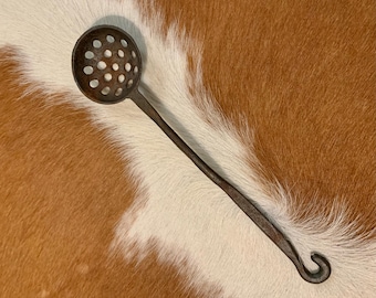 Cucharón desnatador de hierro forjado a mano con mango de gancho en forma de cola de rata, estilo rústico, decoración primitiva, estilo granja. Contenedor de 6 V.