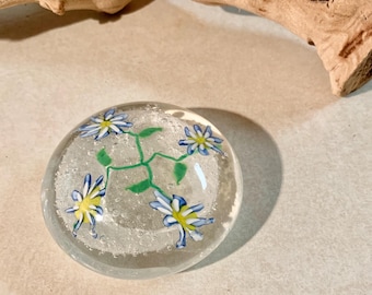 Pisapapeles decorativo artesanal de vidrio macizo con diseño de margaritas florales engastadas, liso, coleccionable, redondo y pesado. Bin 88R