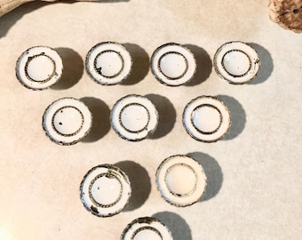 Tiradores metálicos vintage Ajax Provincial para armarios/cajones con borde festoneado, ideales para proyectos de bricolaje y remodelación, fabricados en EE. UU., juego de 10 unidades, coleccionables.