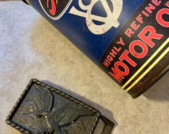 Hebilla de cinturón vintage de latón con águila calva americana en vuelo, con montañas de fondo. Pieza de colección, ideal para regalar.