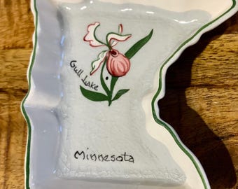 Cenicero/plato de cerámica vintage Annie Laura de los años 50, pintado a mano, con la inscripción "Gull Lake - Minnesota", con forma de estado de Minnesota, recuerdo, coleccionable.