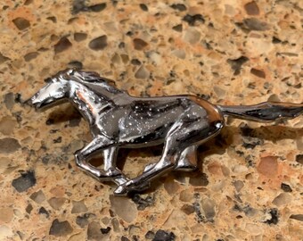 Emblème du cheval de course OEM Ford Mustang n° RAZB-6920802-AA avec clous attachés, voitures de restauration, objet de collection. Corbeille 7K