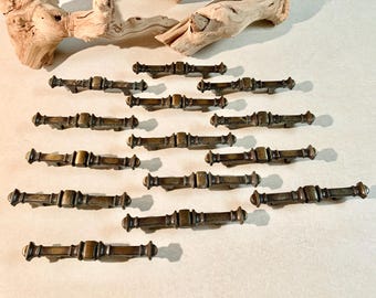 Tiradores antiguos para cajones Amerock 234 de 1975 con acabado en latón envejecido, ideales para proyectos de bricolaje. Lote de 14 unidades. Herrajes para gabinetes de estilo rústico. Contenedor B6Y