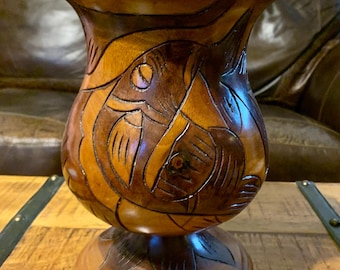 Jarrón de arte popular haitiano vintage de madera torneada y tallada a mano, de la década de 1960, con tapa acampanada y base de pedestal, con diseños únicos de flores y peces. Bin YT4
