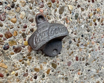 Abrebotellas de pared de hierro fundido vintage con la inscripción "Drink Coca-Cola", perfecto para reuniones sociales, decoración de bar, decoración rústica, artículo de colección.