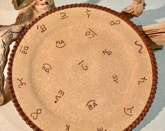 Plato llano de cerámica de la marca Montana Lifestyles, año 2003, con marcas de ganado impresas, borde de cuerda estilo western, estilo rústico, granja, vintage.