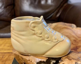 Patucos vintage de porcelana blanca en tono amarillo retro. Decoración para el hogar, abalorio, decoración infantil, coleccionable, regalo. Contenedor RR8.