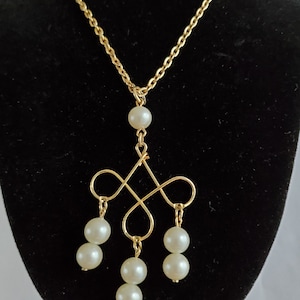 Avon Vintage Faux Pearl Pendant Necklace With Gold Tone Chain
