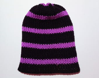Puede incluir: Un gorro de punto a rayas negras y moradas. El gorro presenta rayas horizontales negras y moradas. El gorro está hecho de un material de punto suave y está diseñado para ajustarse perfectamente a la cabeza. El gorro es un accesorio elegante.