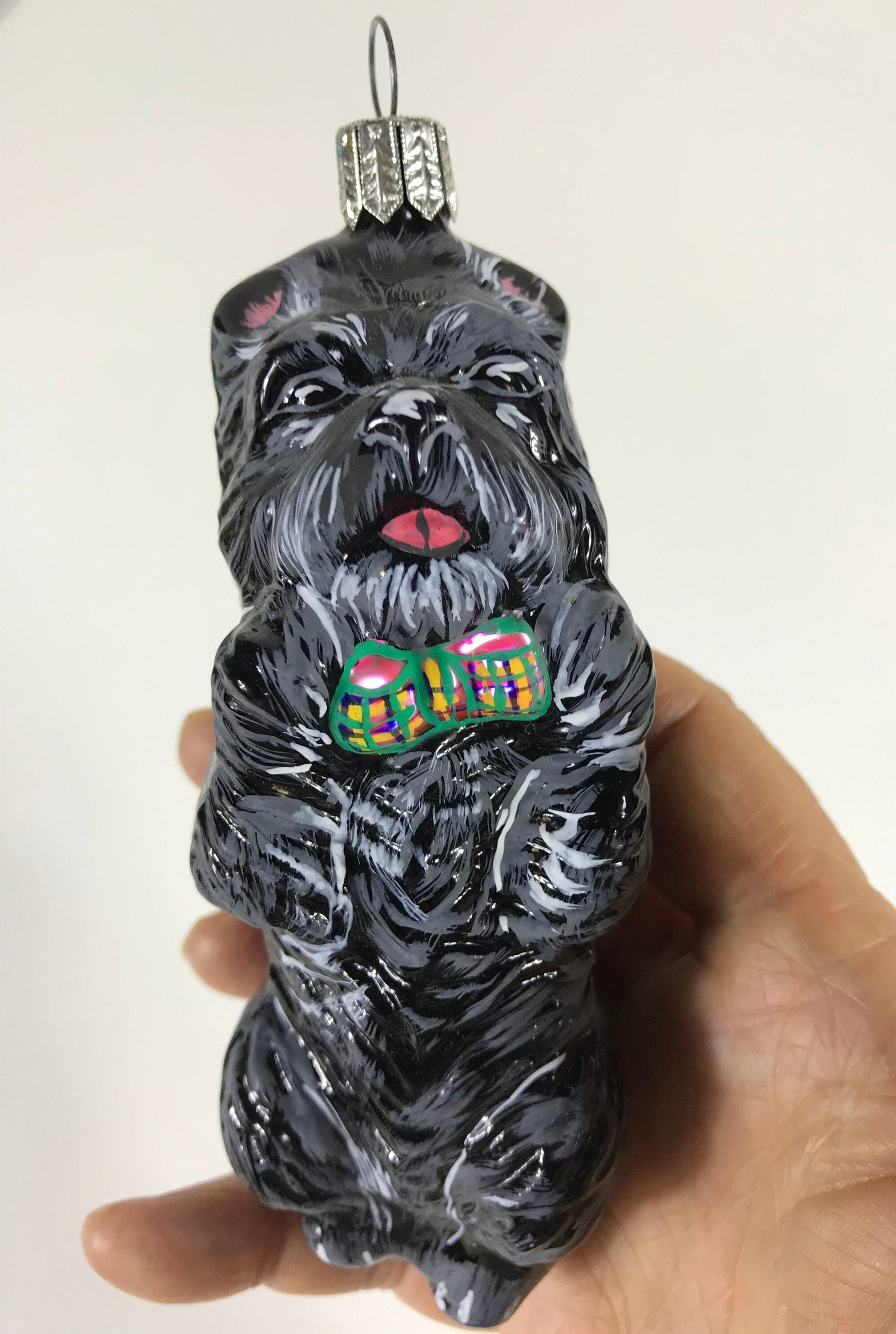 Scottie Hund mit Schleife Weihnachtsschmuck. Deutsch geblasenes Glas, sorgfältig von Hand bemalt und detailliert.