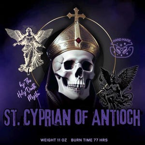Puede incluir: Gráfico púrpura con una calavera que lleva una mitra dorada, con el texto "ST. CYPRIAN OF ANTIOCH". La imagen incluye ilustraciones de ángeles y demonios, y el texto "HAND MADE". La vela pesa 312 gramos y tiene un tiempo de combustión de 77 horas.
