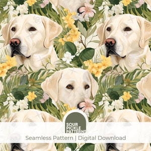 Op de afbeelding: Een naadloos patroon met witte Labrador Retriever honden omringd door weelderige groene tropische bladeren en witte en gele bloemen. Het patroon is perfect voor stoffen, behang of andere creatieve projecten.