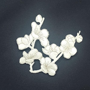 桜のパッチ ホワイト シルバー 桜 アイロン 縫い付け 刺繍 アップリケ 花柄 花 ウェディングドレス スカート ジャケット Tシャツ 帽子