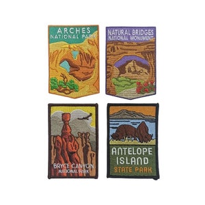 Könnte beinhalten: Vier gestickte Aufnäher mit Motiven von Nationalparks und einem State Park. Die Aufnäher sind rechteckig mit abgerundeten Ecken und zeigen farbenfrohe Bilder von Naturdenkmälern. Die Aufnäher sind mit "Arches National Park", "Natural Bridges National Monument", "Bryce Canyon National Park" und "Antelope Island State Park" beschriftet.